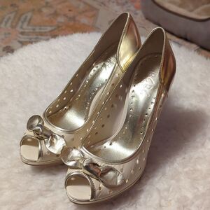 Pre-owned BCBG Petra Style 4.5” Platform Heels Cream/Gold, Twisted Fabric Bow